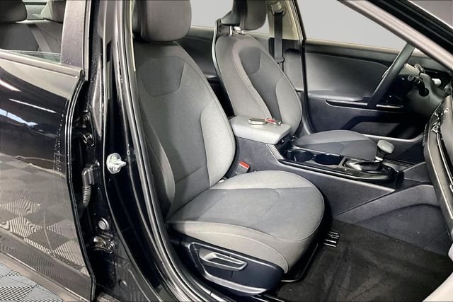 Used 2025 Black Kia LXS image 27