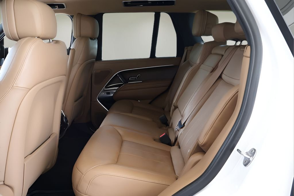 Used 2023 White Land Rover SE image 12