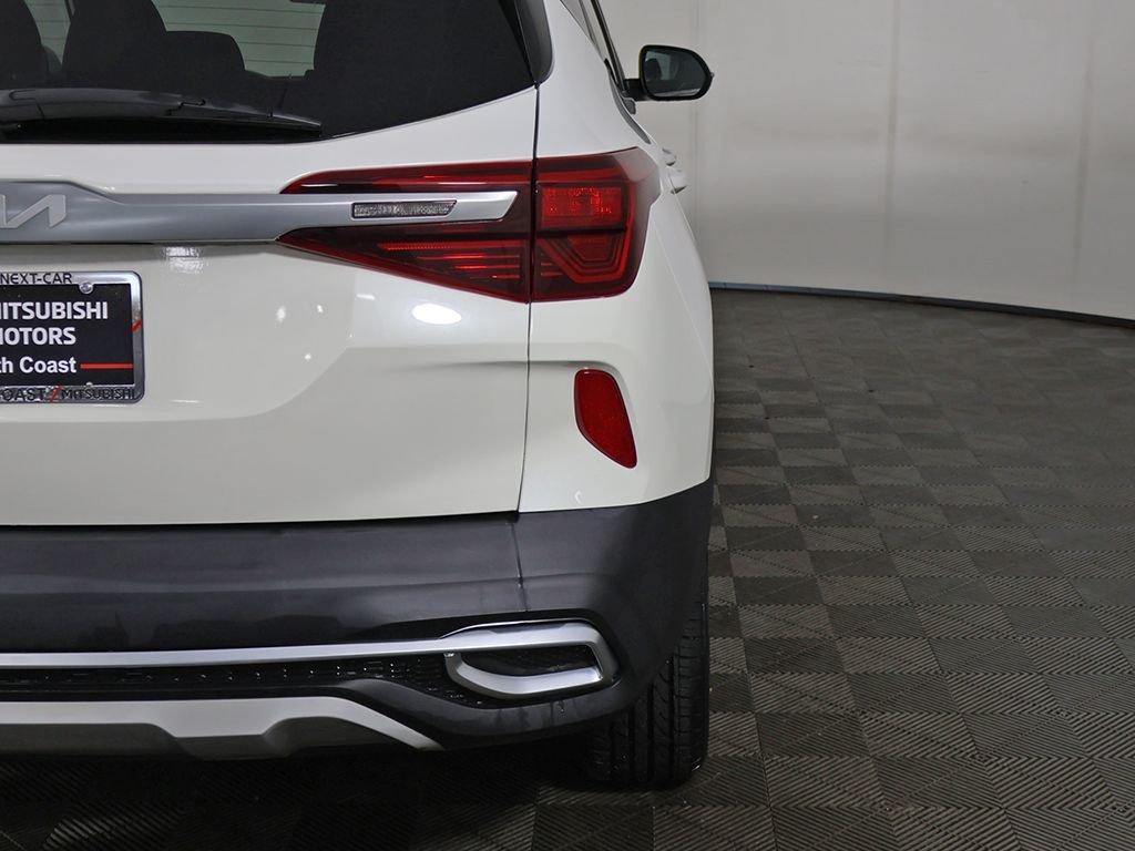 Used 2022 White Kia S image 15