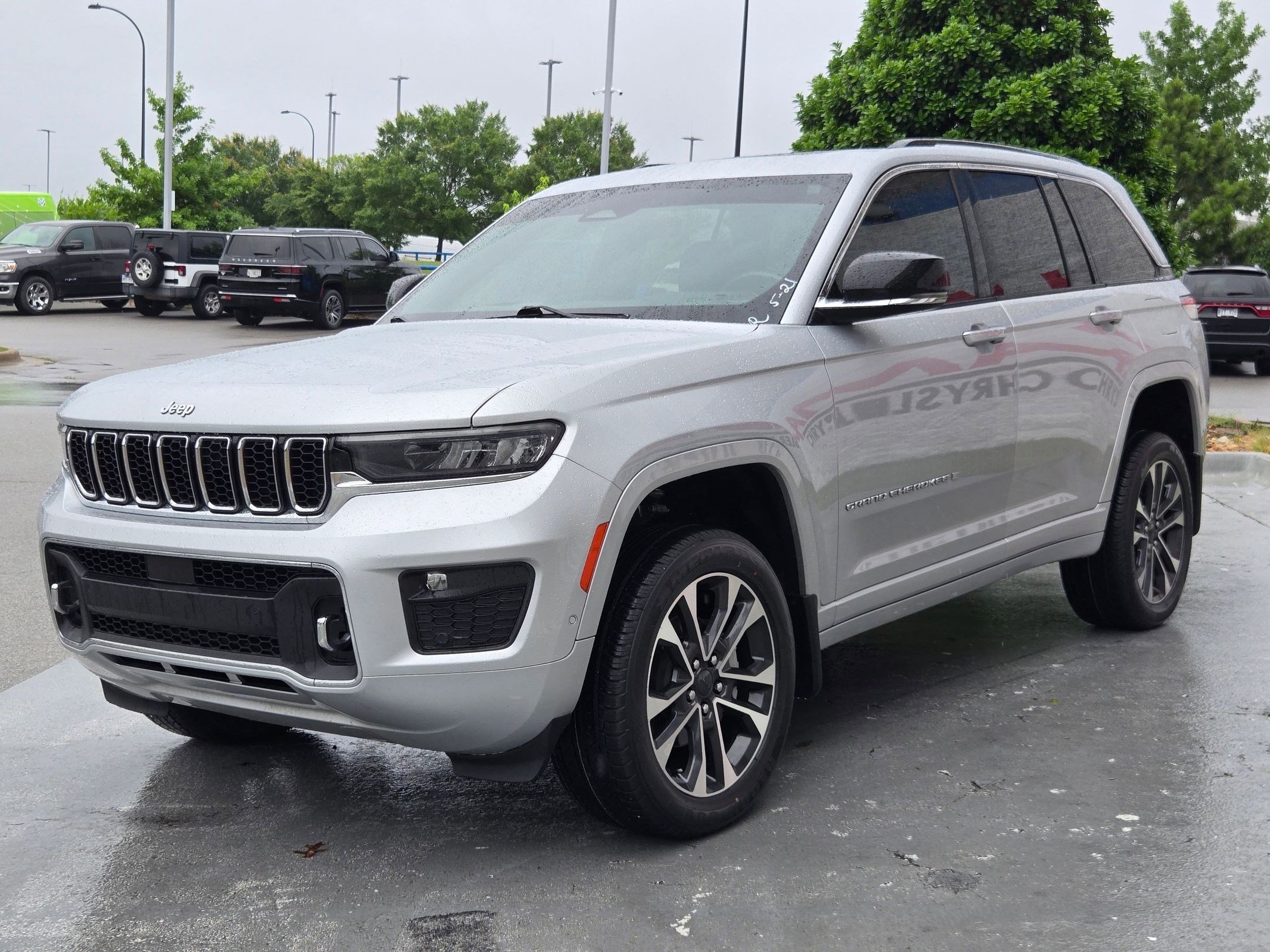 Used 2022 Silver Zynith Jeep Overland image 3