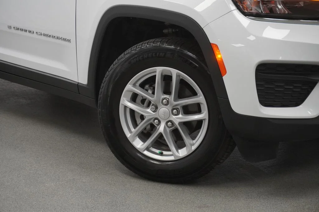 Used 2025 White Jeep Laredo X image 4