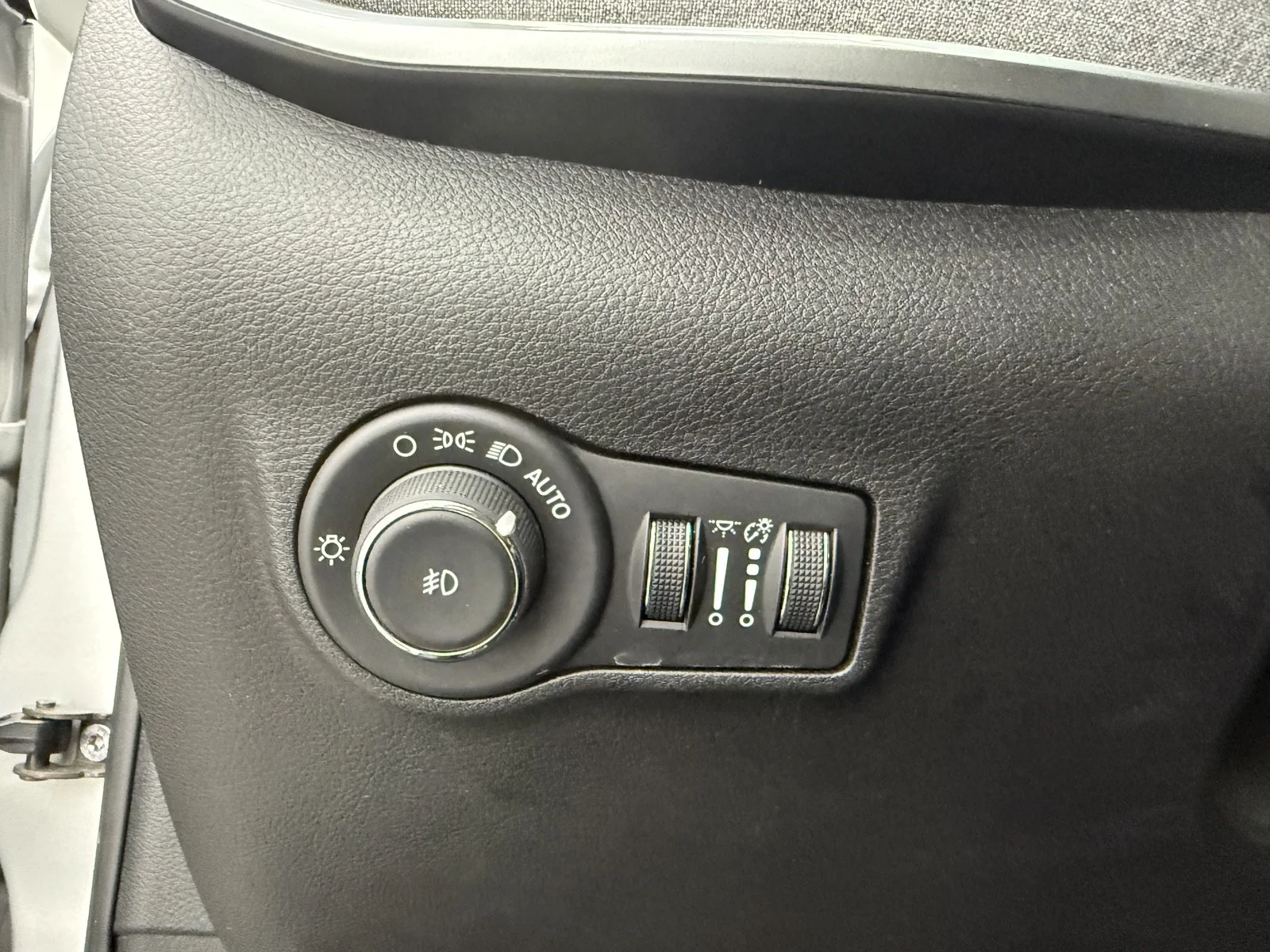 Used 2024 Silver Zynith Metallic Clearcoat Jeep Latitude 4X4 image 25