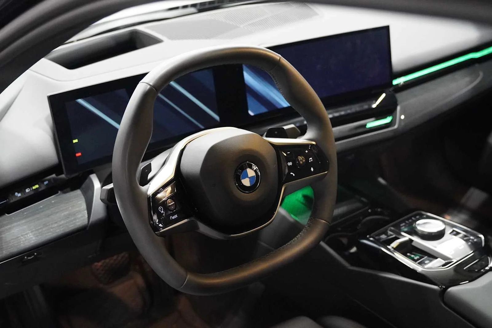 Used 2025 Dark Graphite Metallic BMW 530i image 10