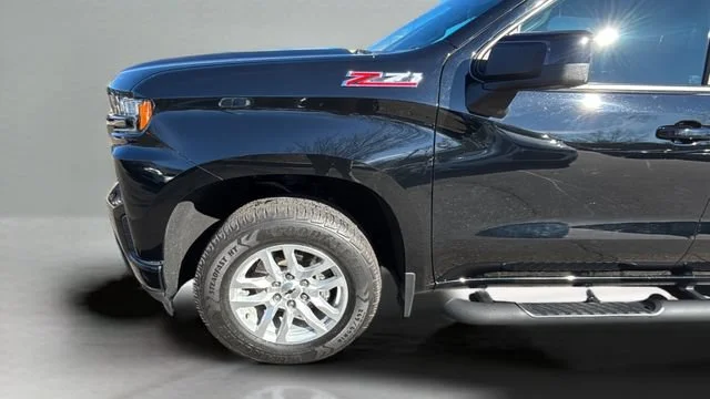 Used 2020 BLACK Chevrolet RST image 32