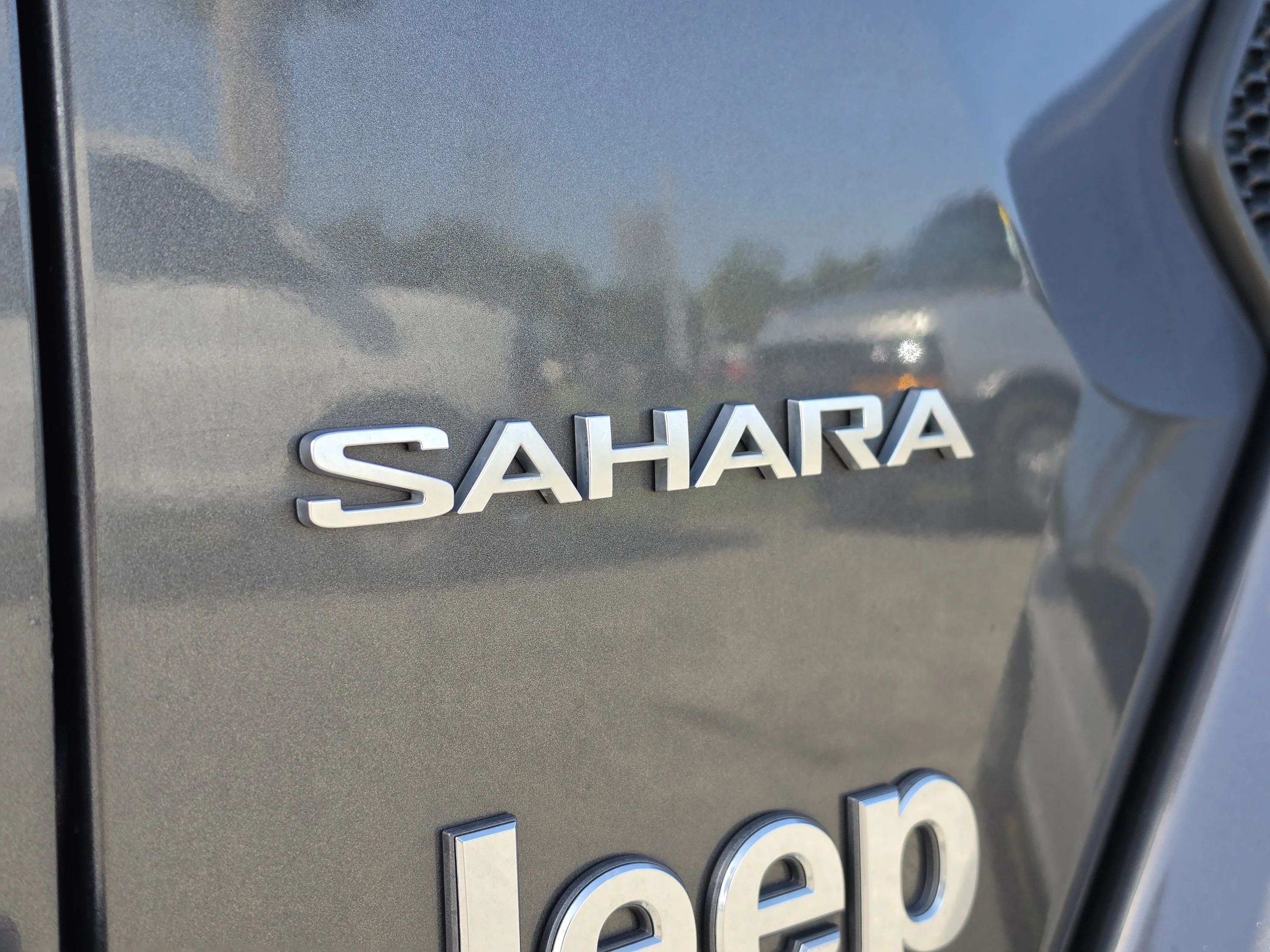 Used 2018 Granite Crystal Metallic Clearcoat Jeep Sahara image 16
