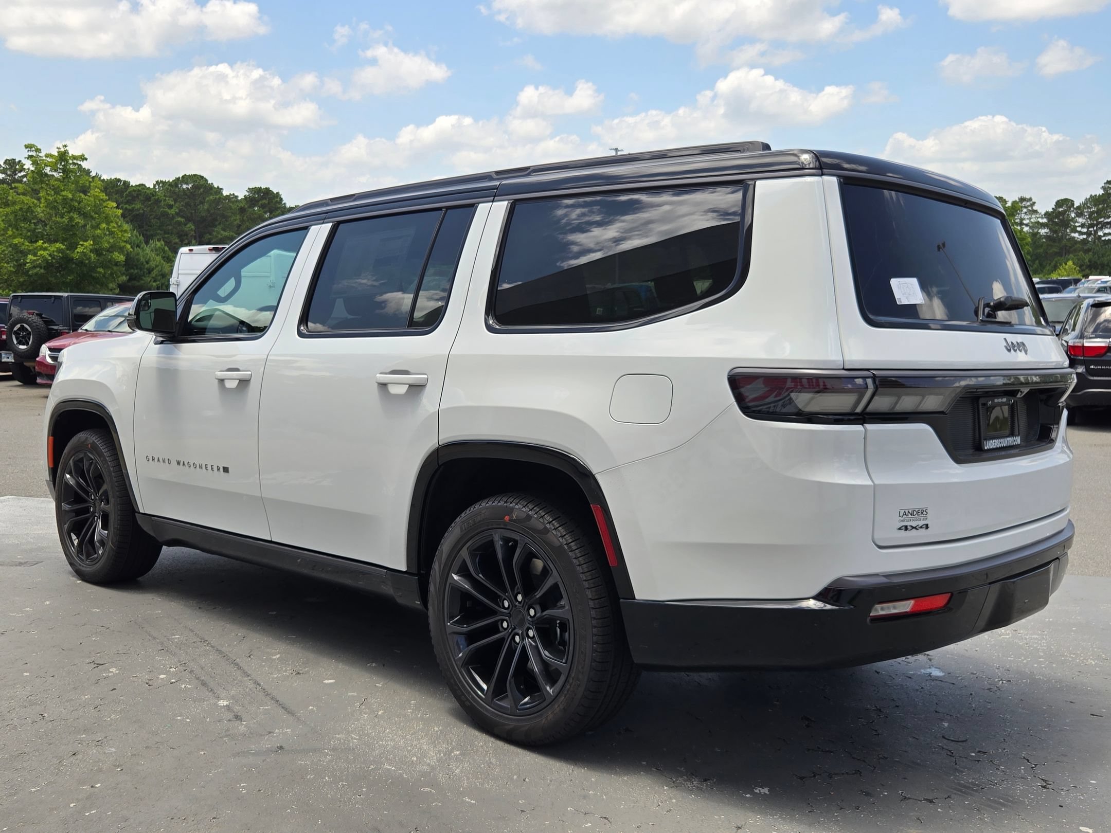New 2026 Bright White Clear-Coat Exterior Paint Jeep Summit Reserve image 5