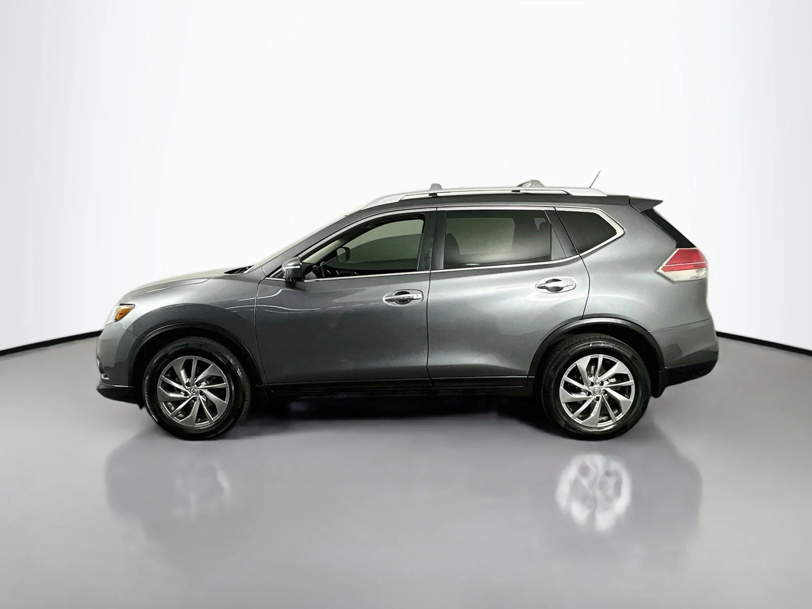Used 2015 Gun Metallic Nissan SL image 4