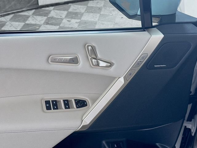 2026 BMW iX 45 - Photo 18