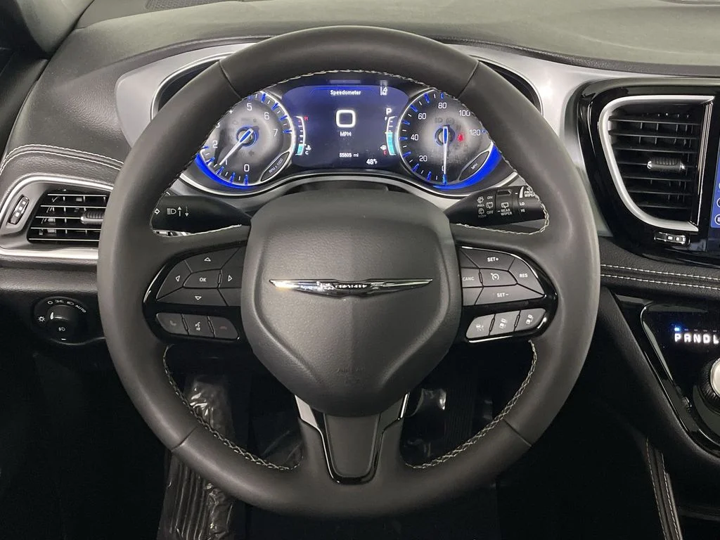 Used 2025 White Chrysler Limited image 16