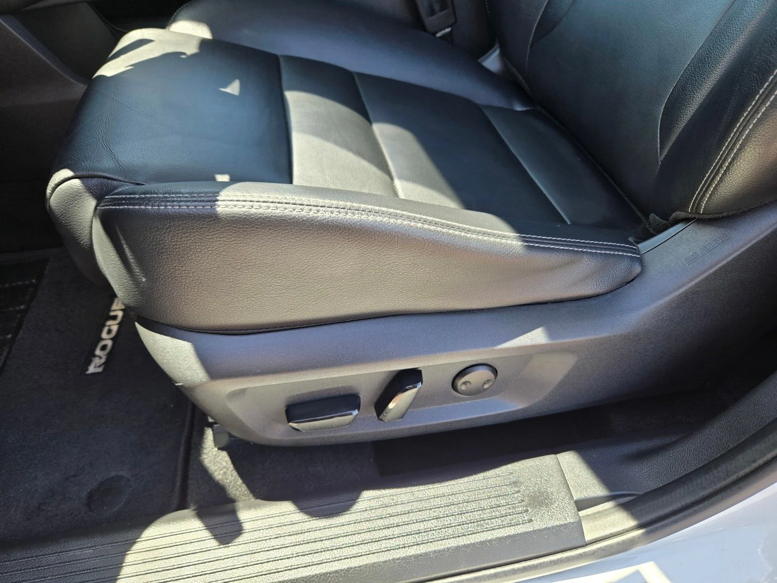 Used 2021 Pearl White Tricoat/Super Black Nissan SL image 19