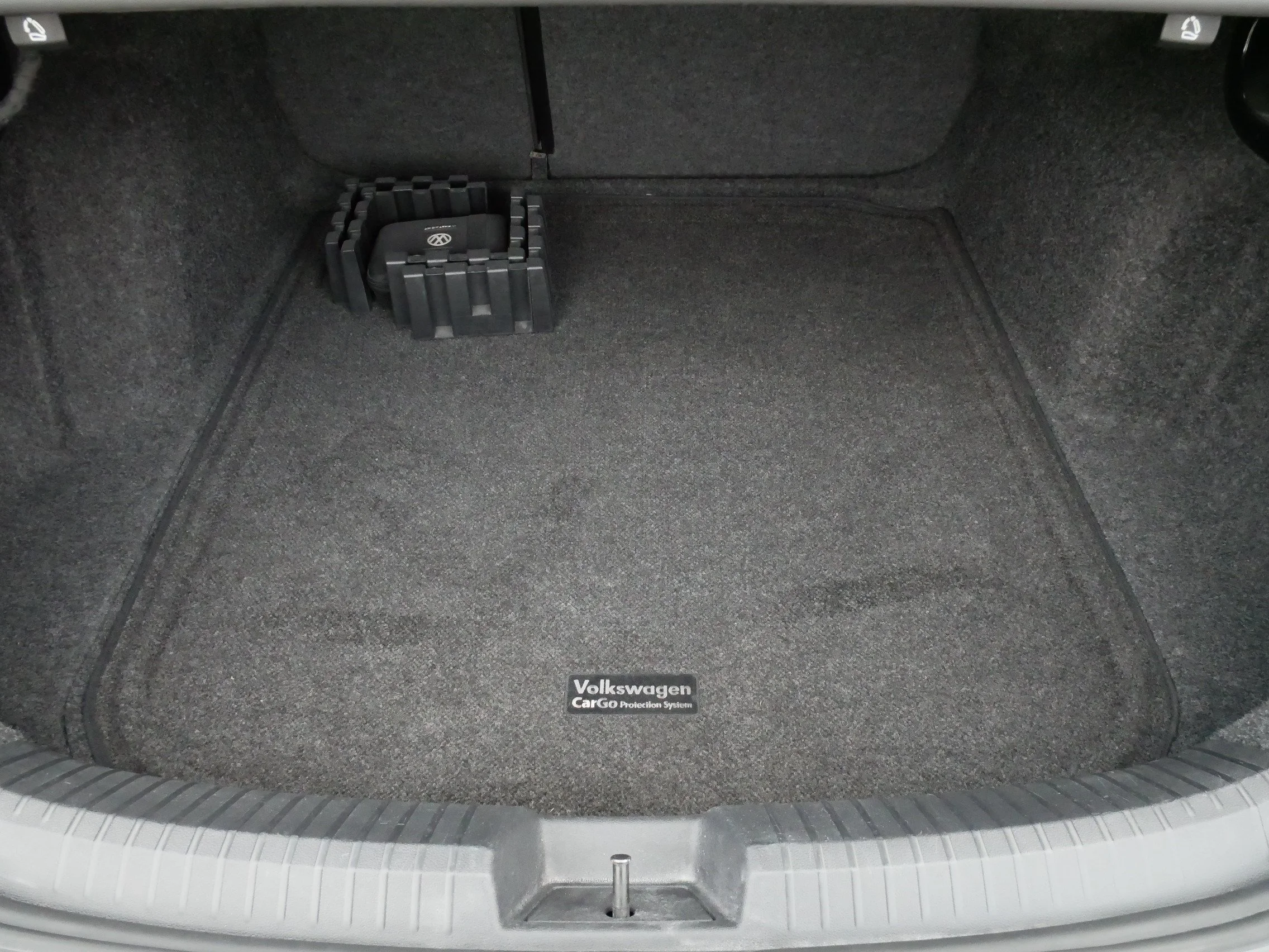 Used 2019 Deep Black Pearl Volkswagen R-Line image 18