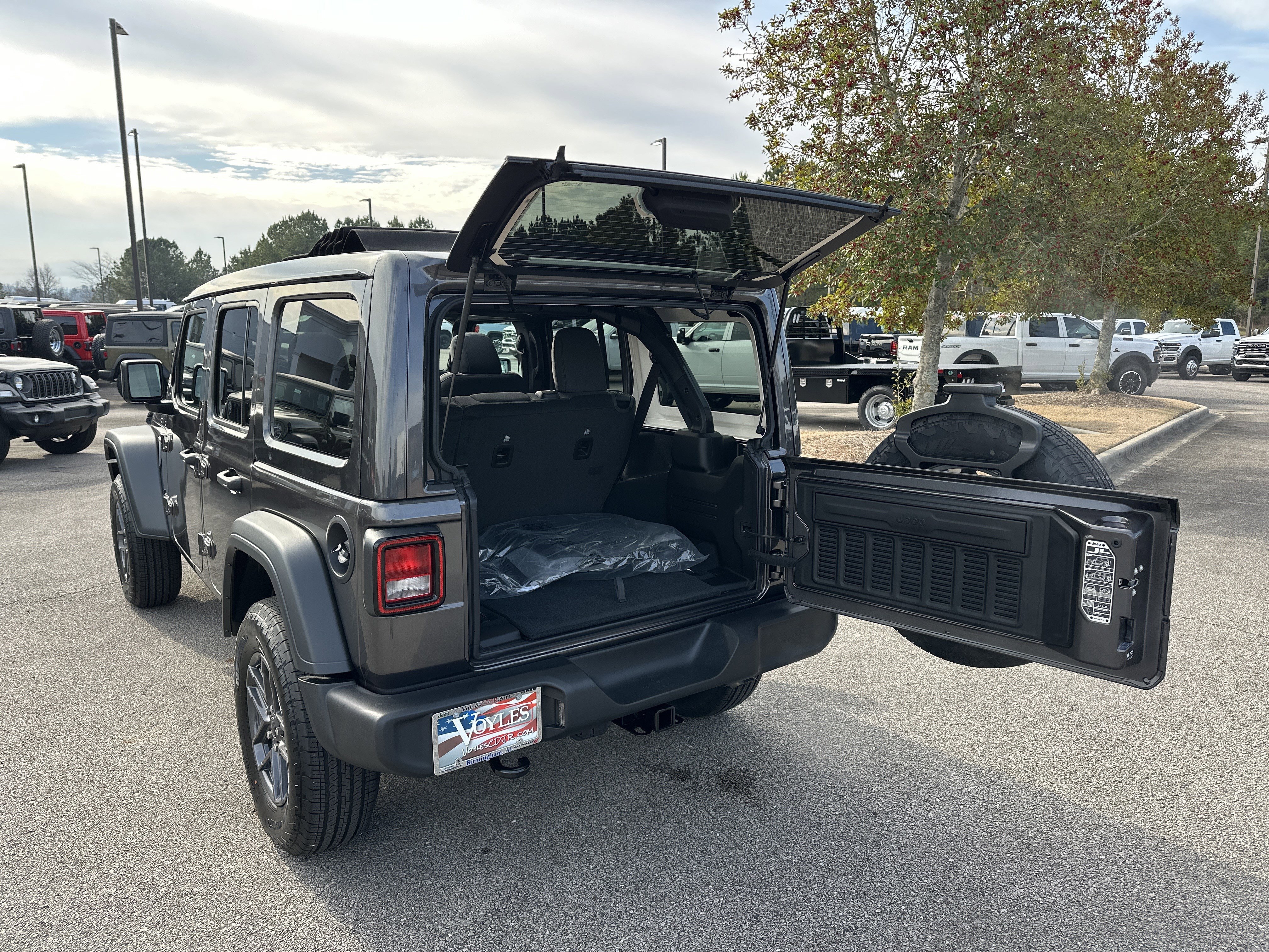 New 2026 Granite Crystal Metallic Clearcoat Jeep Sport S image 18