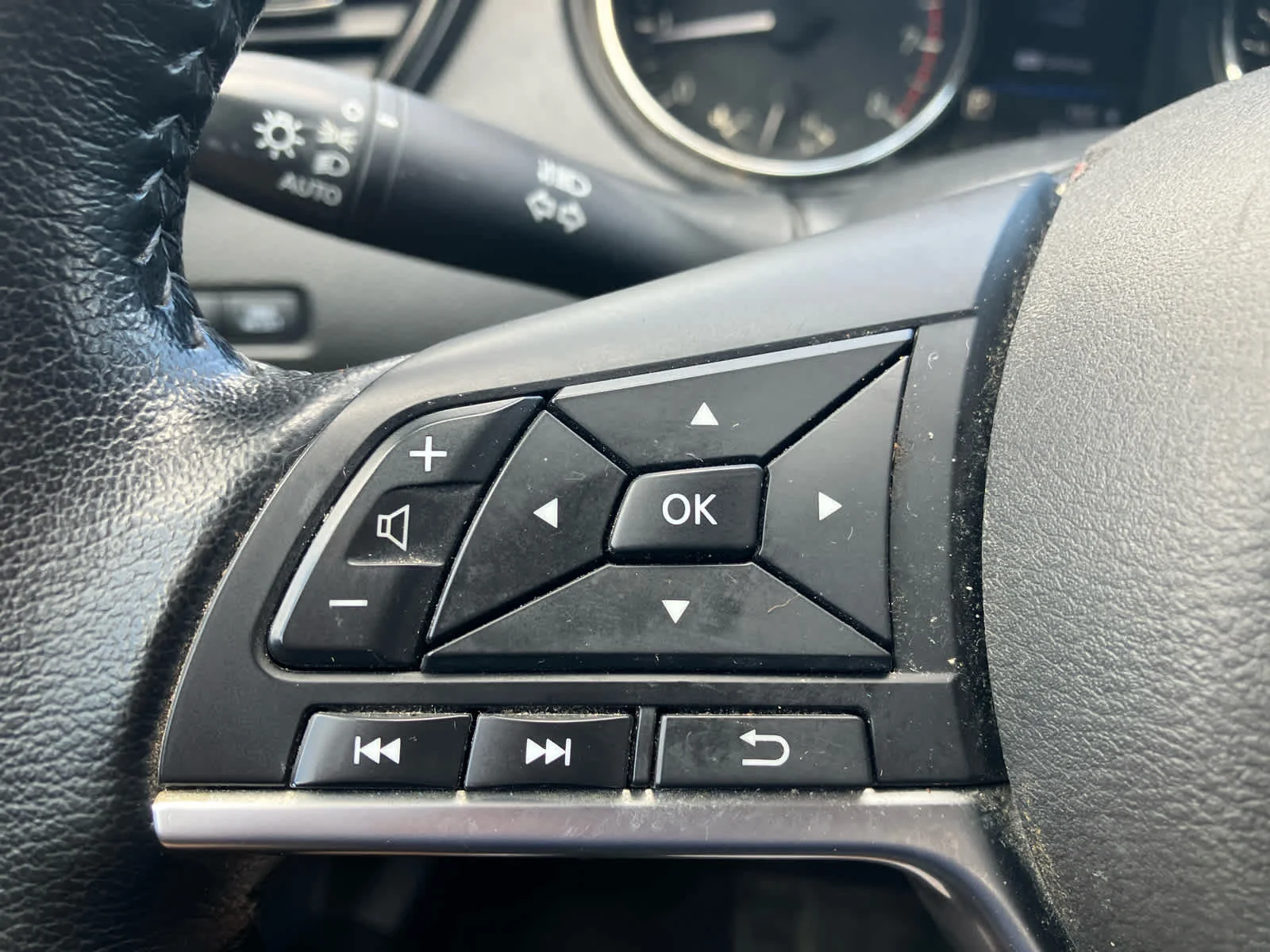 Used 2020 Magnetic Black Pearl Nissan SV image 19