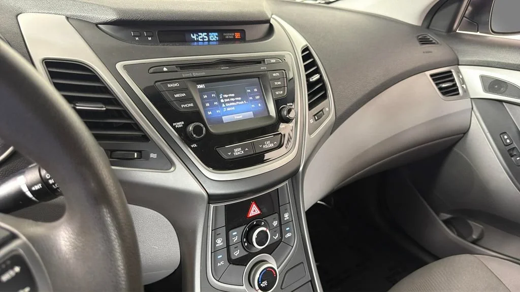 Used 2016 White Hyundai SE image 21