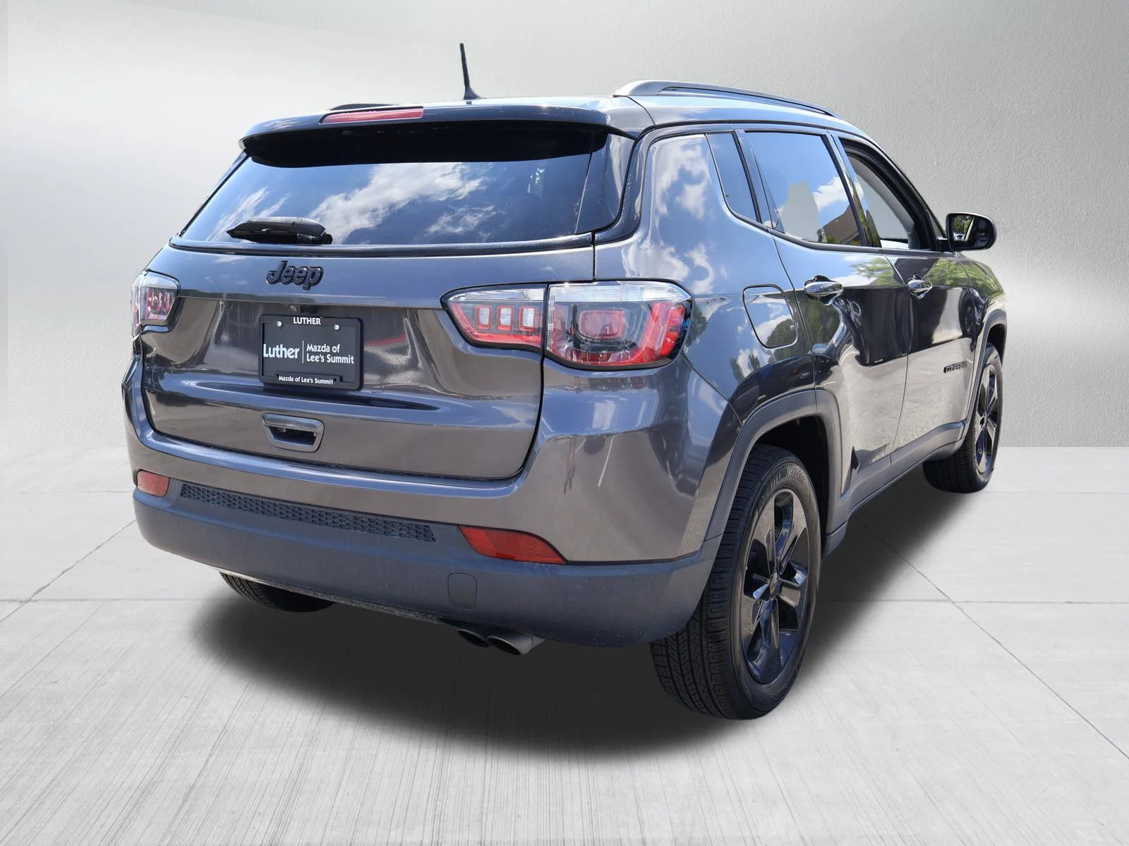 Used 2018 Granite Crystal Metallic Clearcoat Jeep Altitude image 7