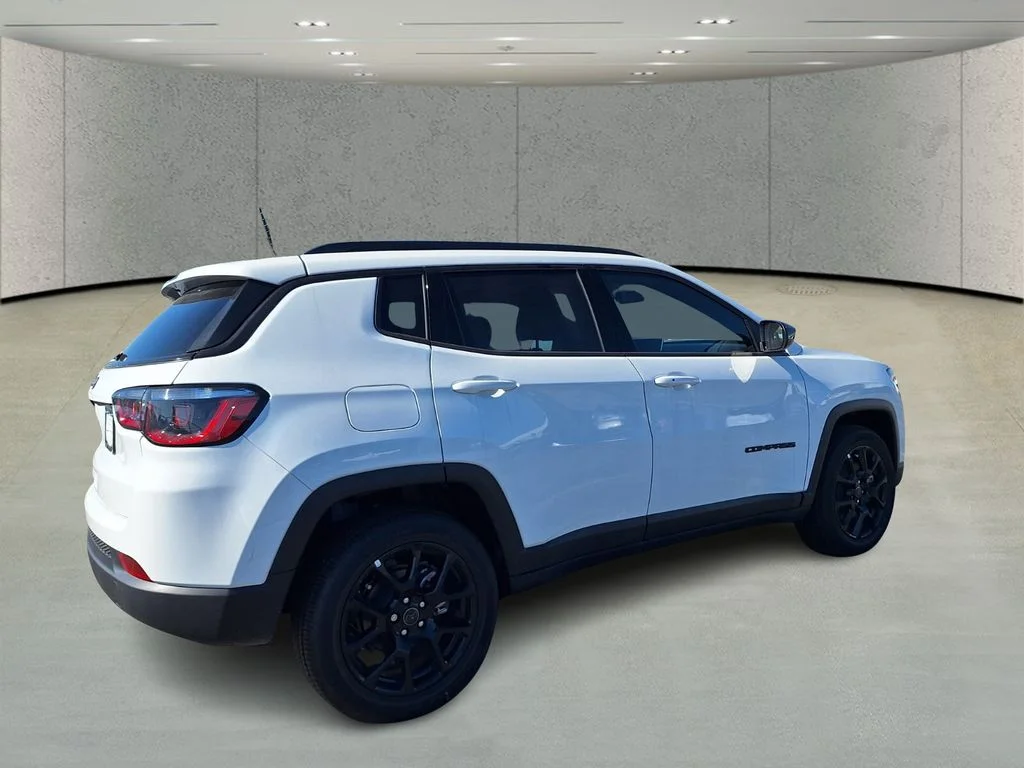 New 2026 Bright White Clearcoat Jeep Latitude image 5