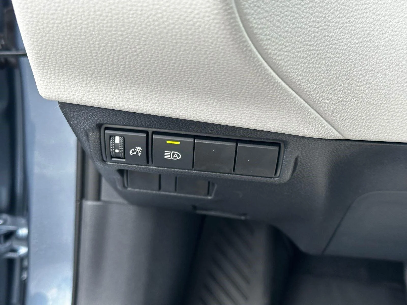 2025 Toyota Corolla Cross L - Photo 18