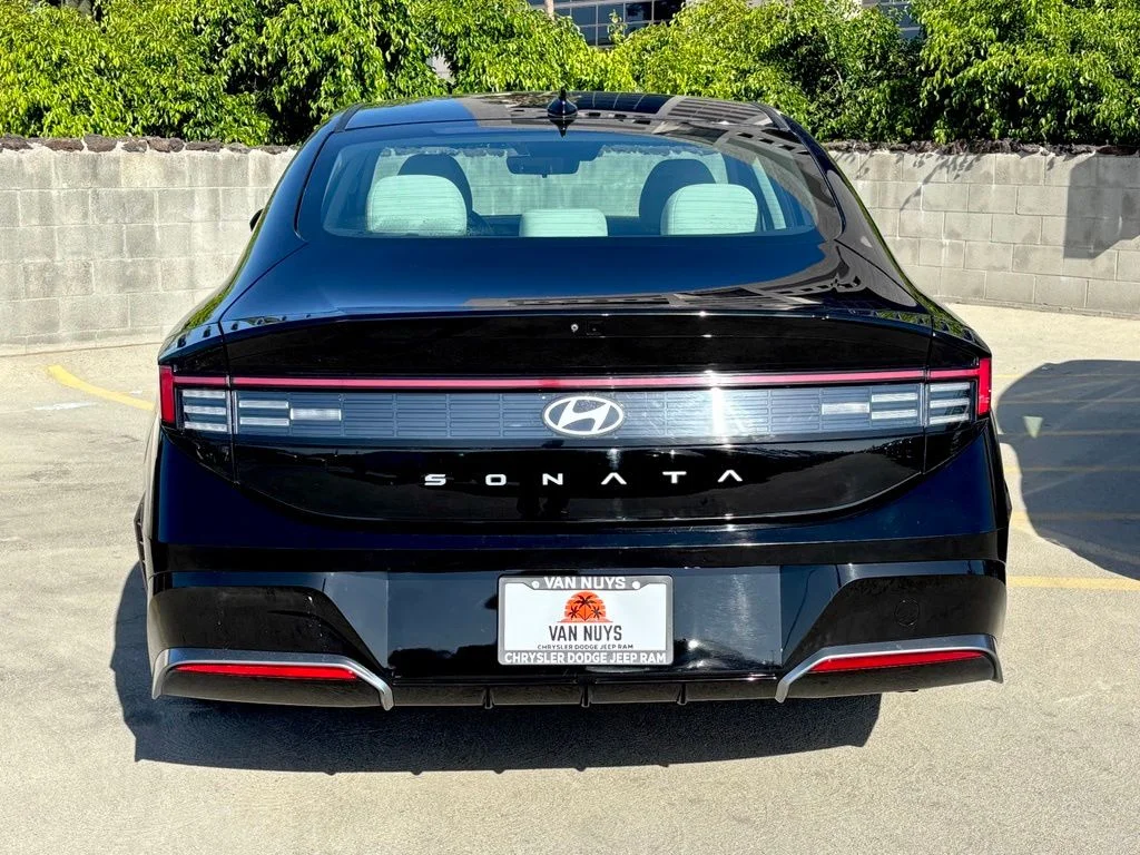 Used 2025 Black Hyundai SEL image 4