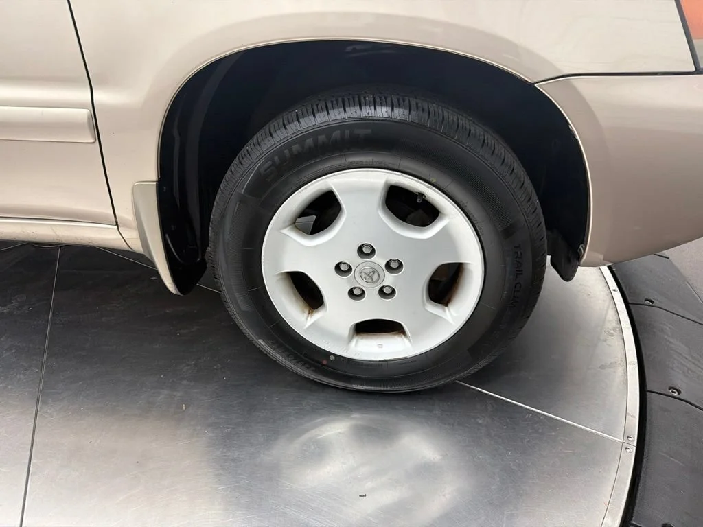 Used 2006 Gold Toyota Limited image 9