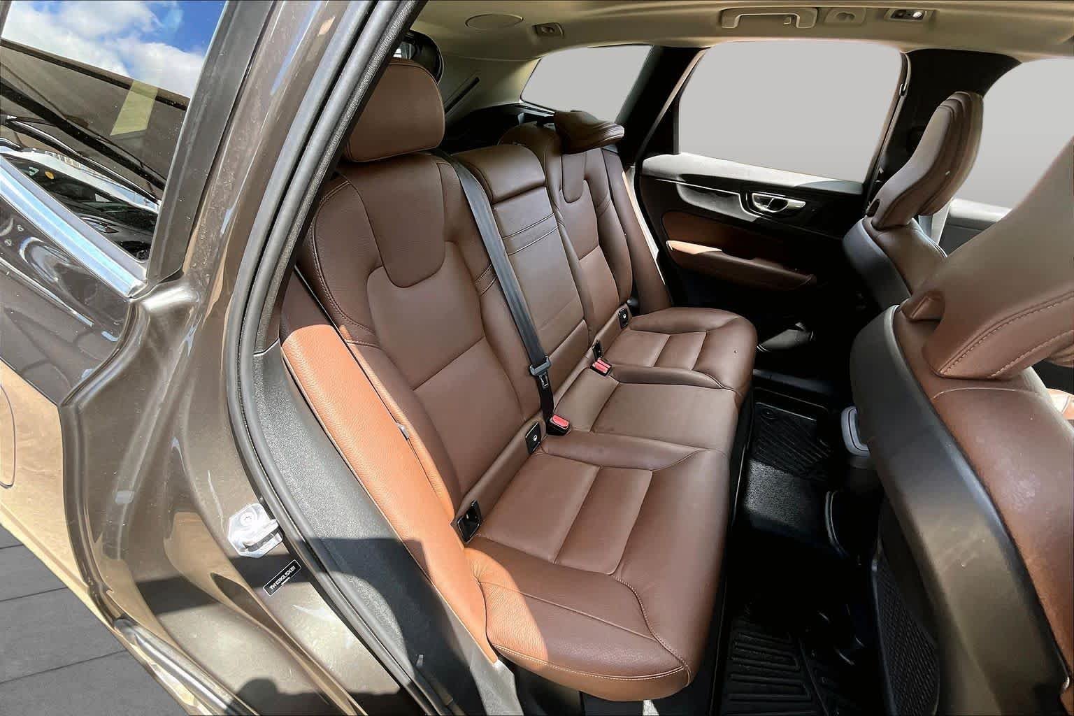 Used 2020 Pine Grey Metallic Volvo Momentum image 21