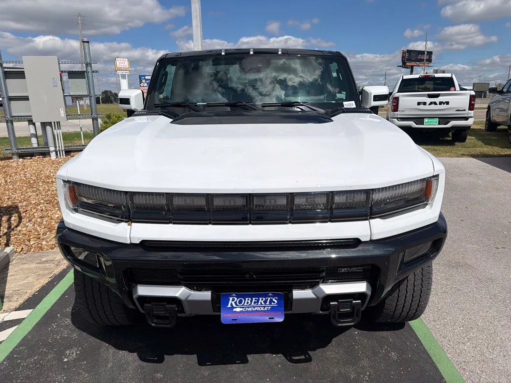 Used 2025 White GMC 2X image 3