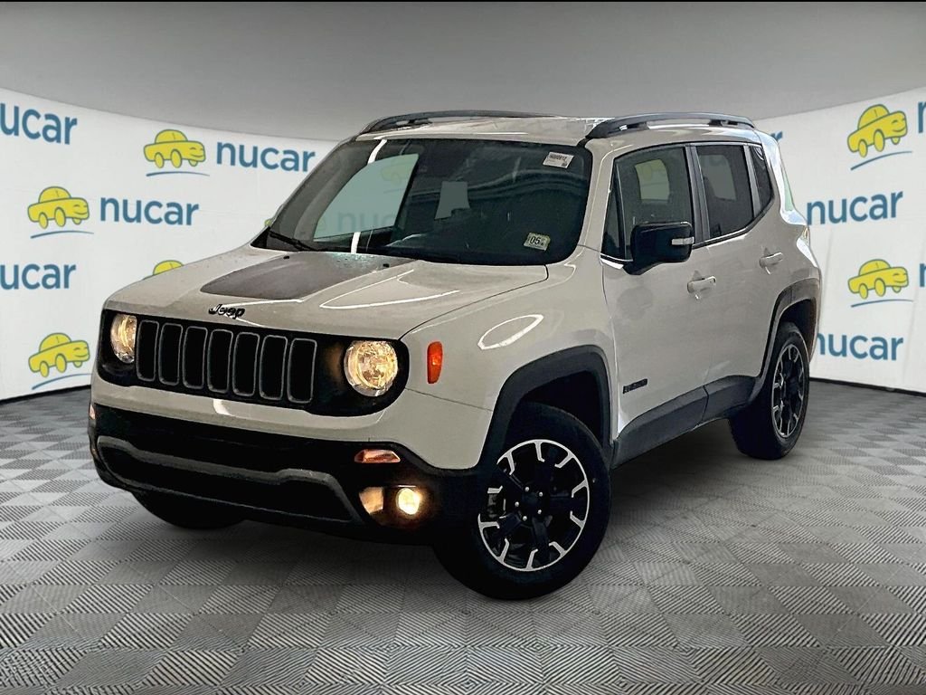 Used 2023 Alpine White Clearcoat Jeep Latitude image 3
