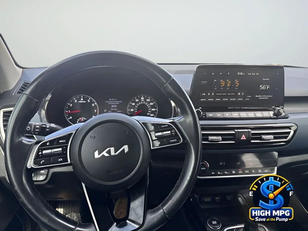 Used 2022 White Kia S image 11