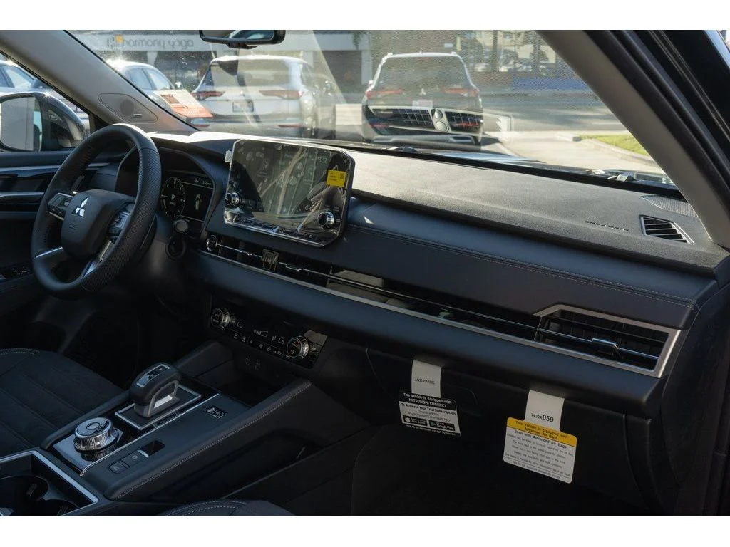 2025 Mitsubishi Outlander Plug-in Hybrid SE - Photo 17
