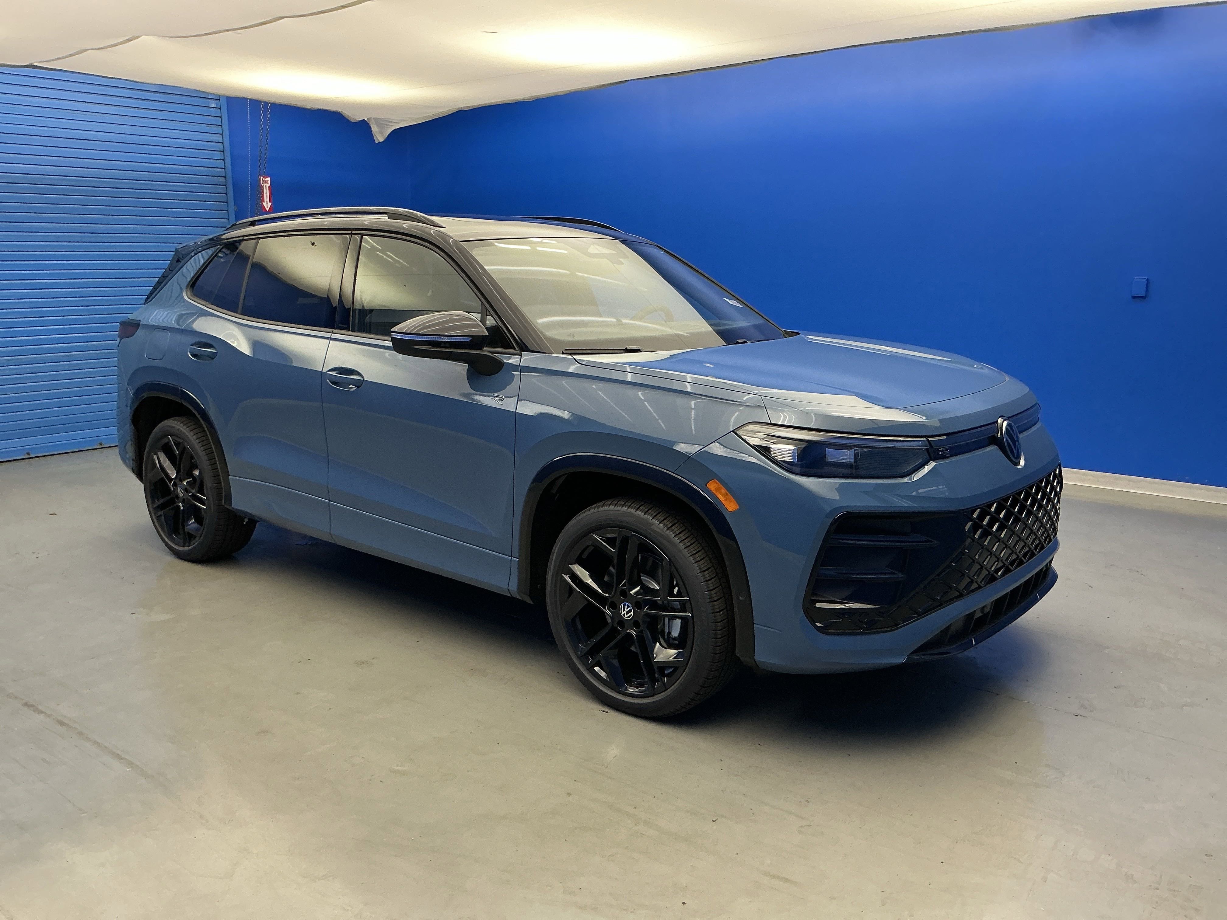 2025 Volkswagen Tiguan SE R-Line Black photo 2