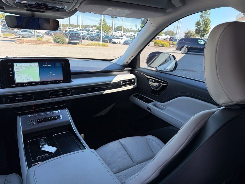 Used 2025 White Lincoln Premiere image 29