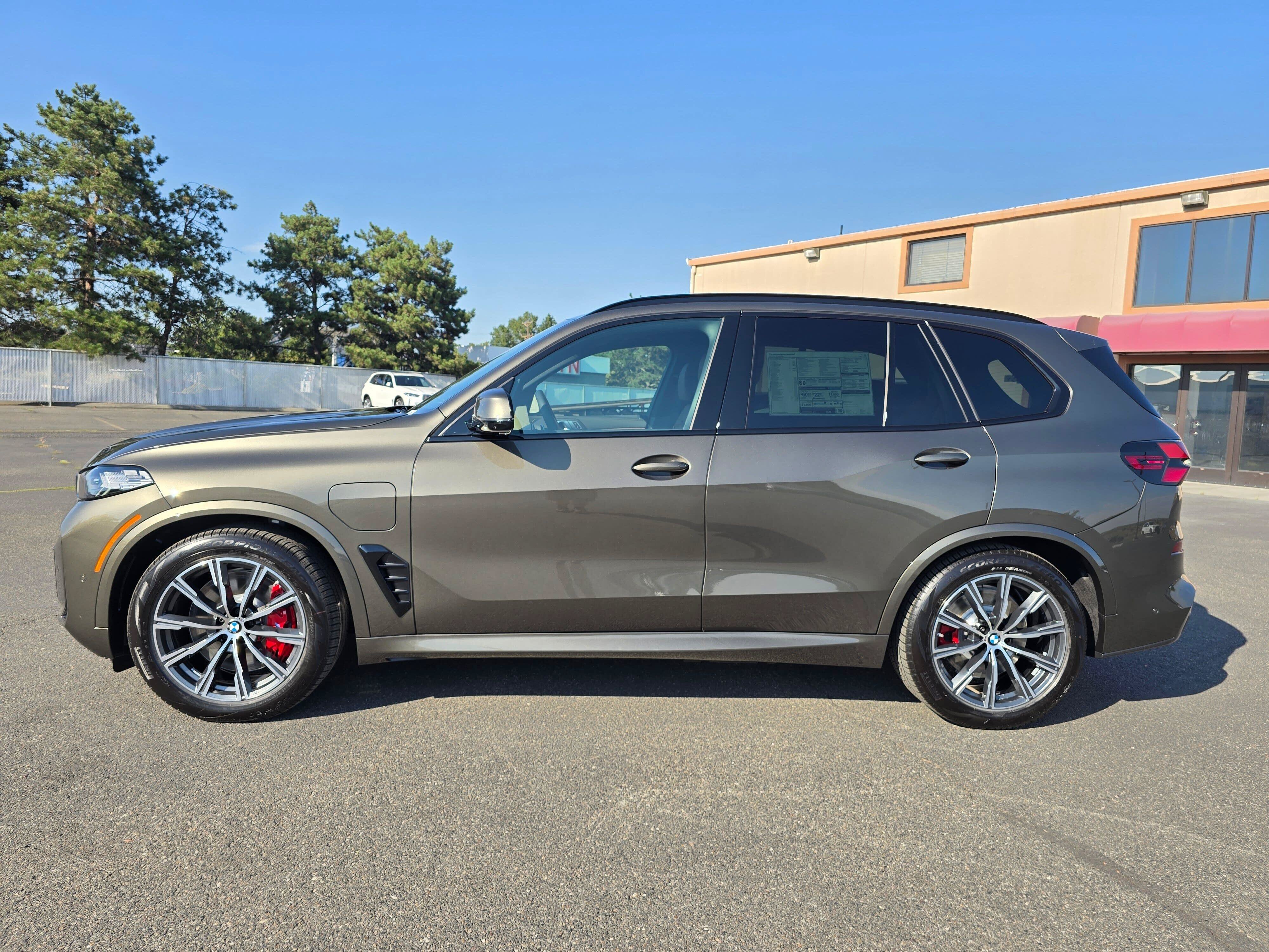 New 2026 Manhattan Green Metallic BMW xDrive50e image 3