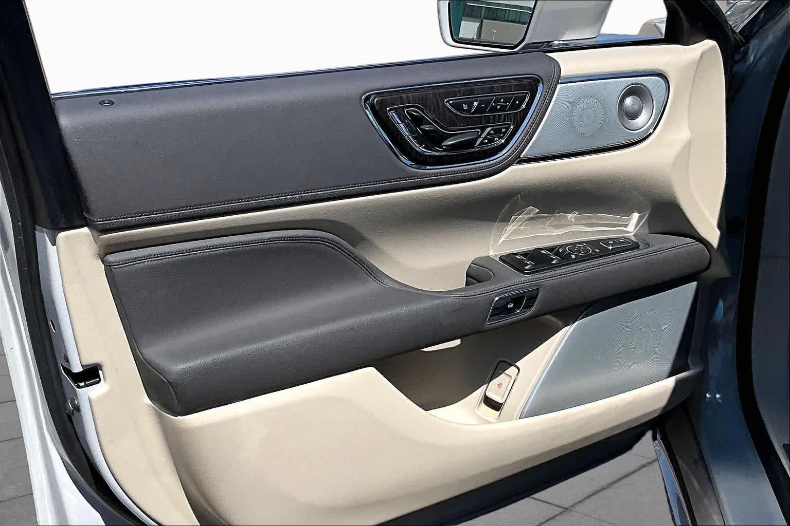 Used 2019 Ceramic Pearl Metallic Lincoln Reserve image 19