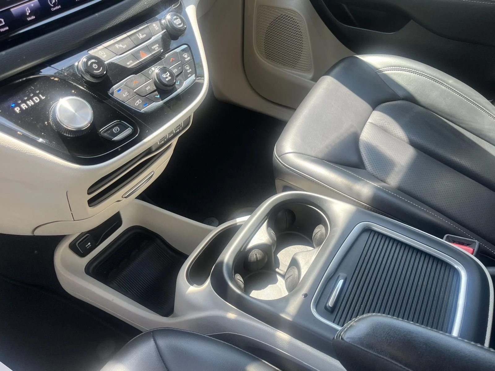 Used 2023 Bright White Clearcoat Chrysler Touring L image 25
