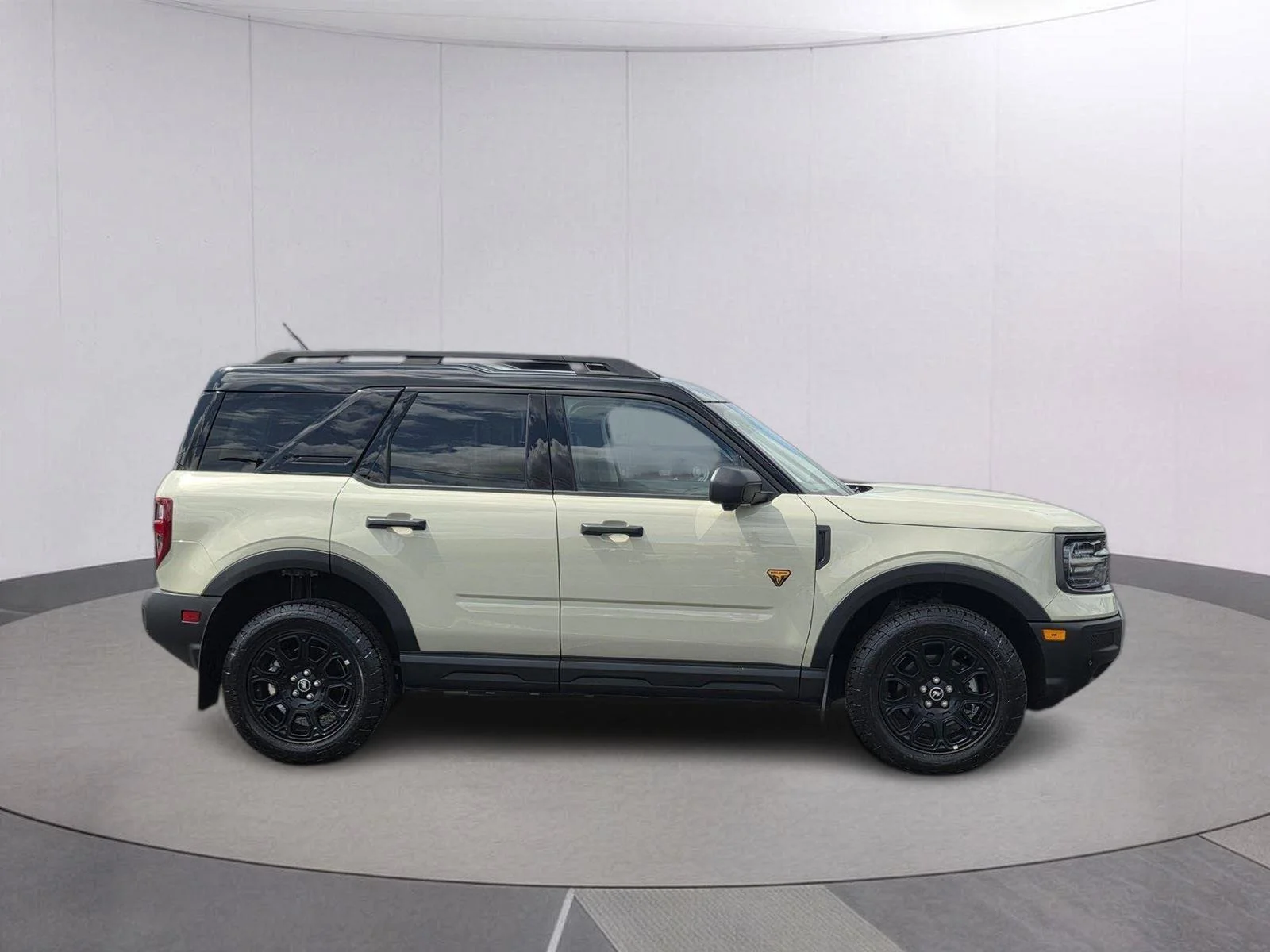 Used 2025 Desert Sand Ford Badlands image 4
