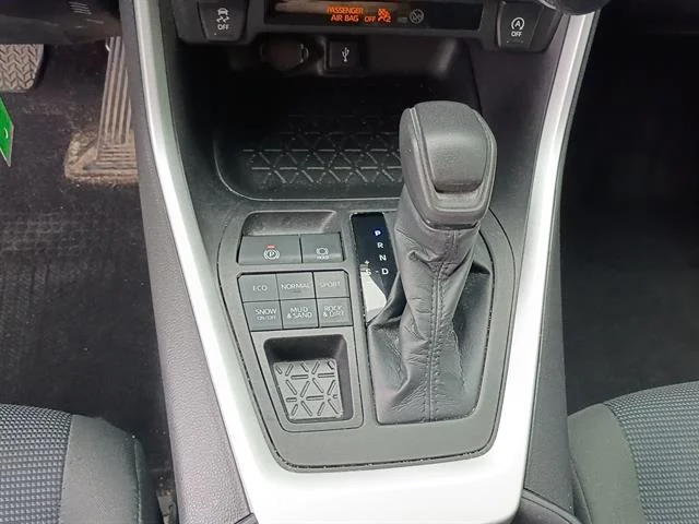 Used 2022 White Toyota LE image 21