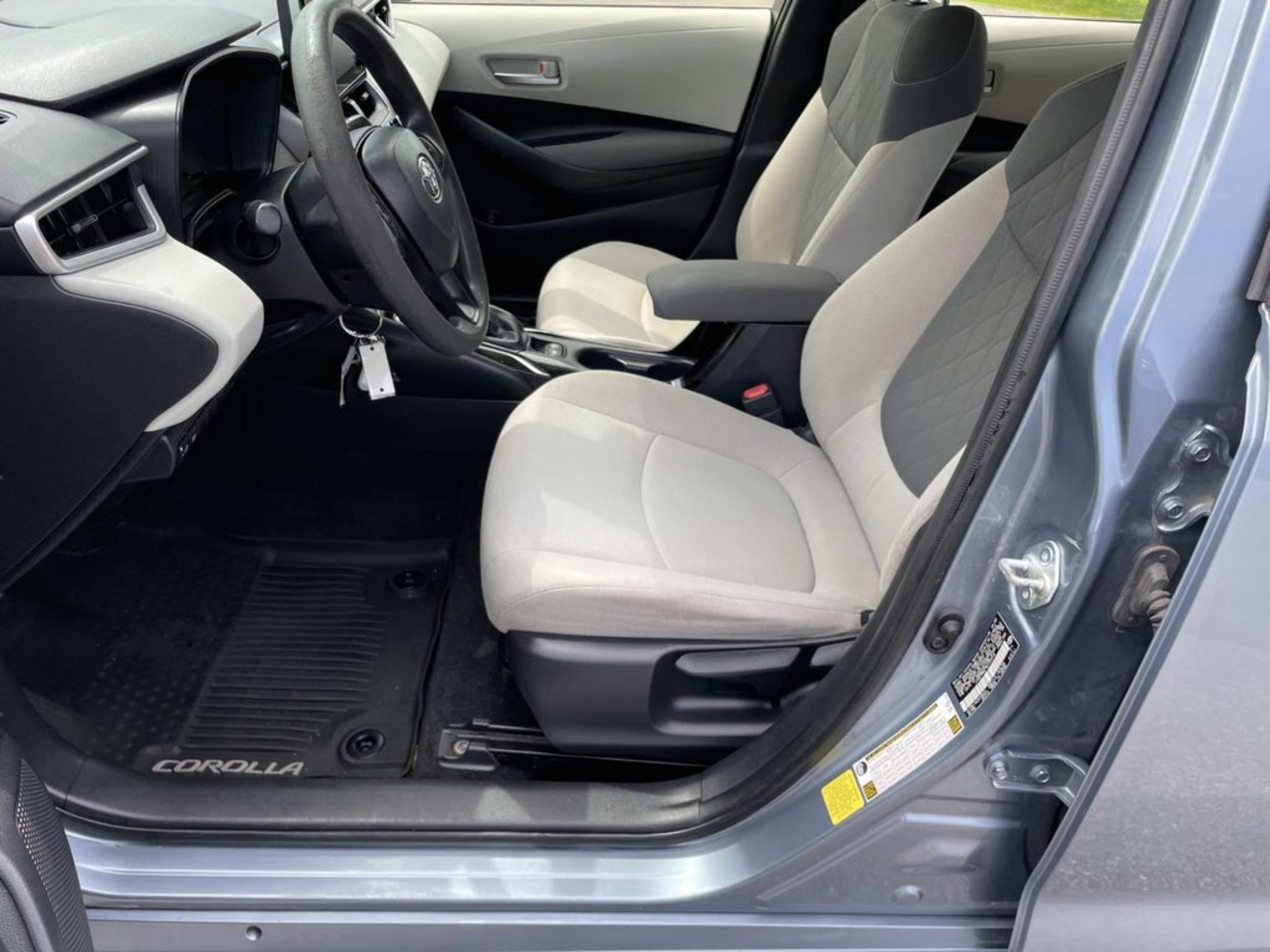 Used 2021  Toyota LE image 19