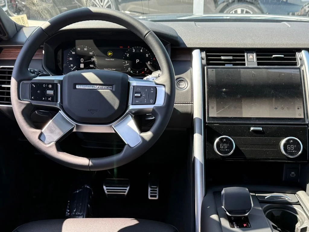 Used 2025 Black Land Rover Dynamic SE image 25