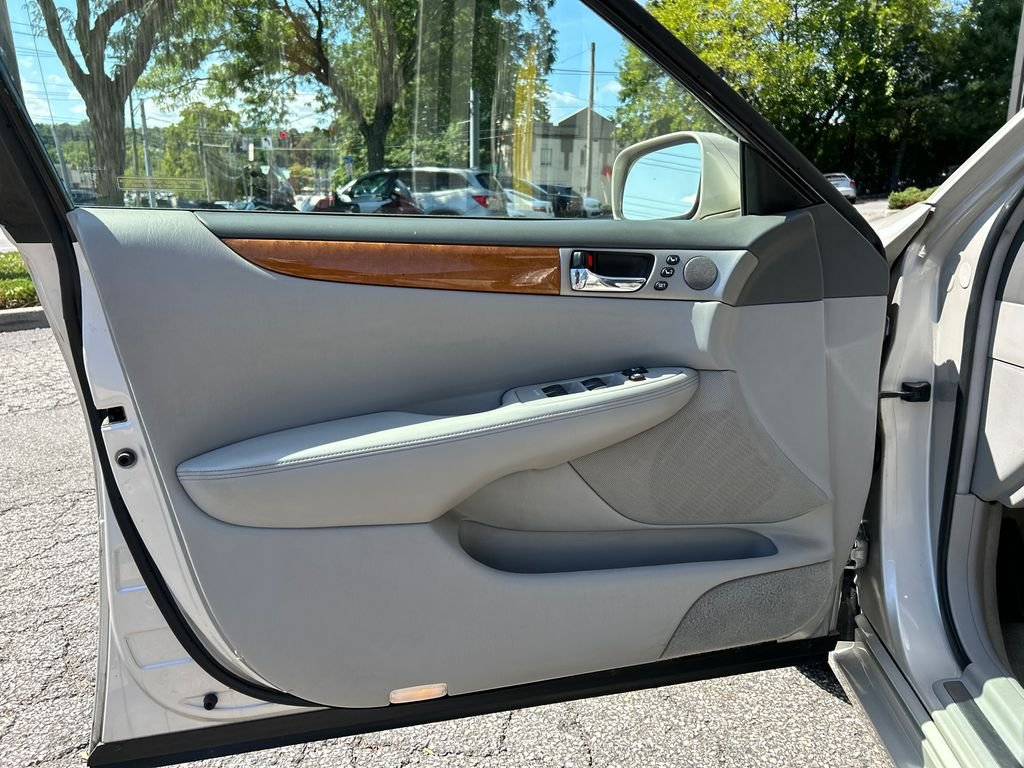 Used 2005  Lexus 330 image 9