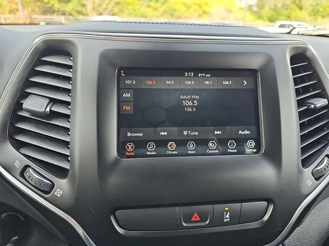 Used 2021 White Jeep Latitude image 14