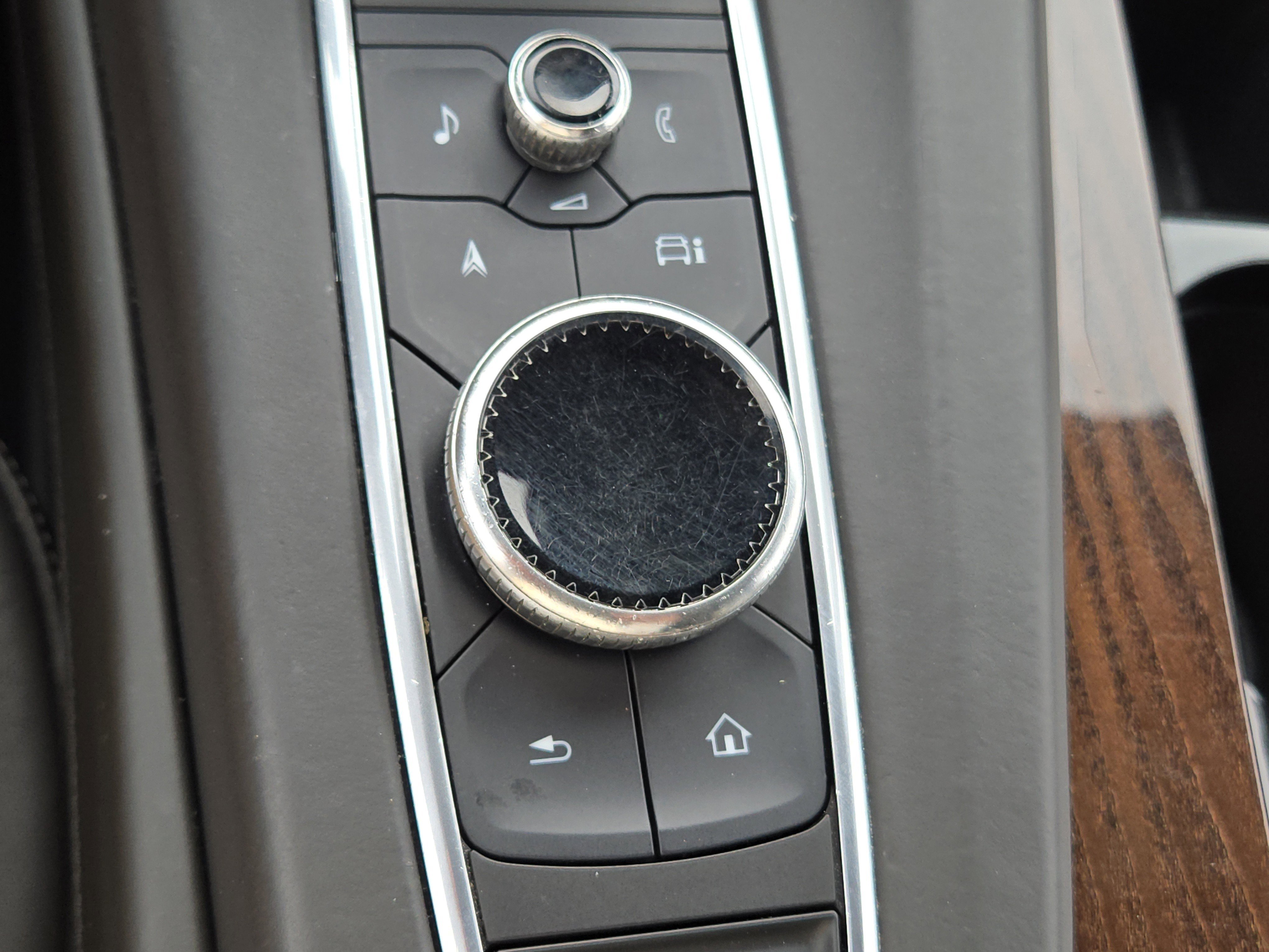 Used 2022 Crystal White Tricoat Cadillac Sport Platinum image 34