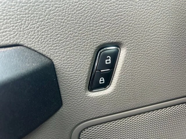 Used 2018  Ford XL image 13