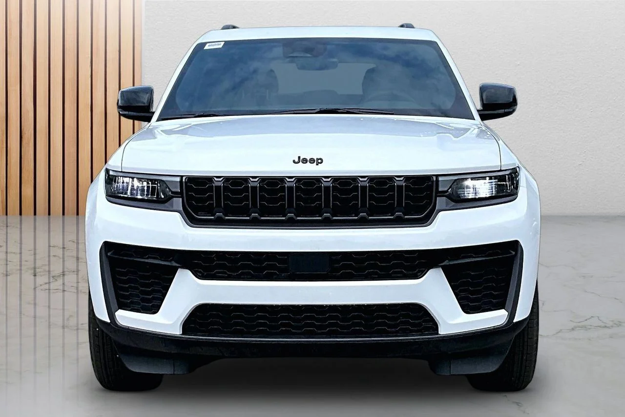 New 2026 Bright White Clear-Coat Exterior Paint Jeep Altitude image 3