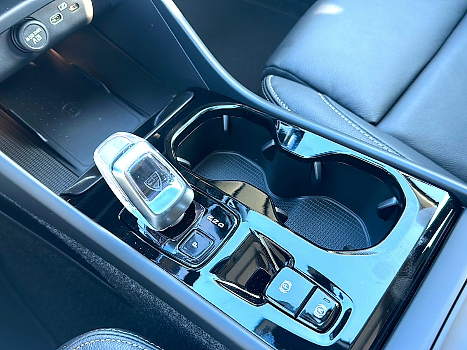 2026 Volvo XC40 Plus - Photo 24