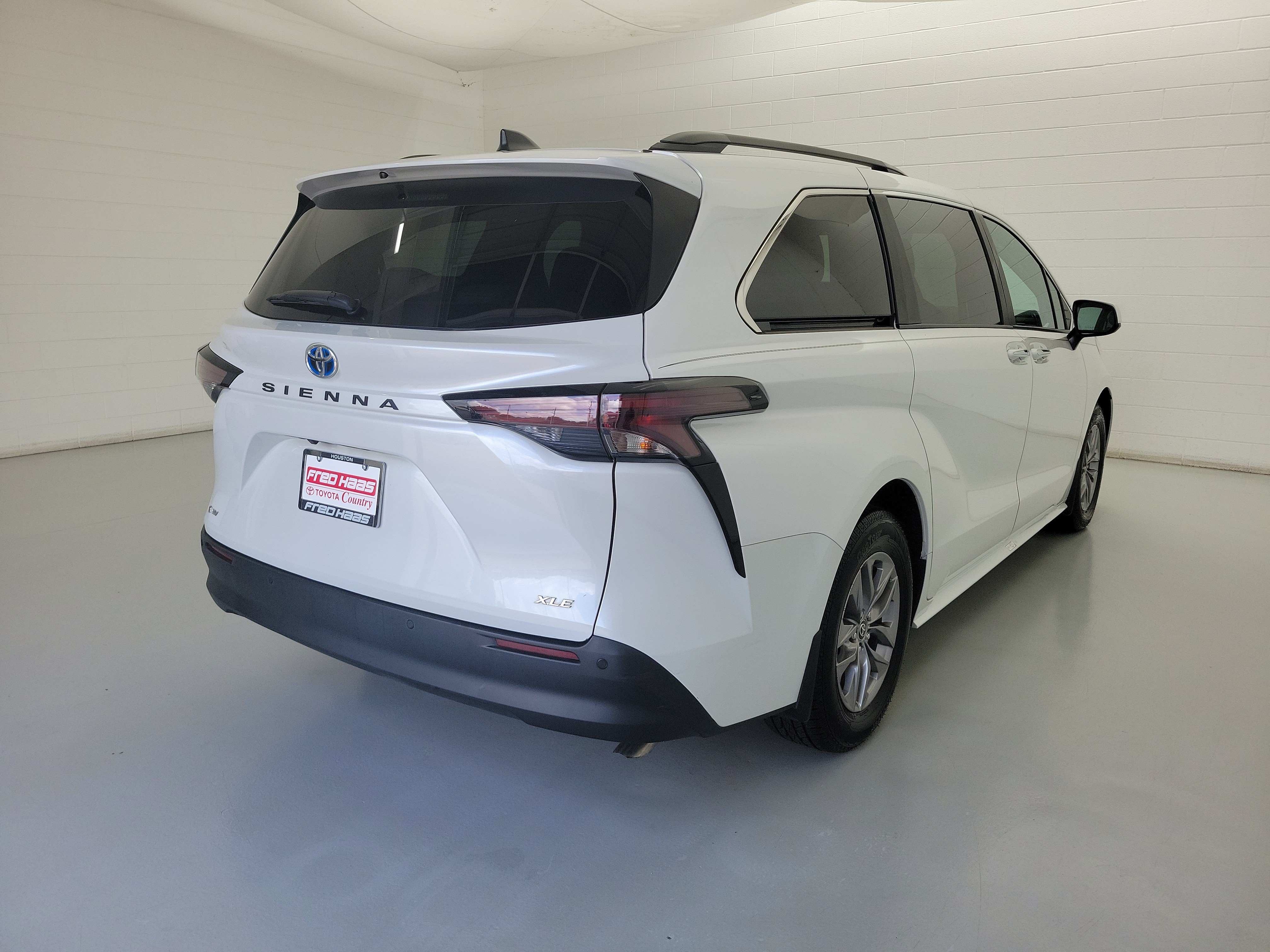 Used 2025 Wind Chill Pearl Toyota XLE image 5