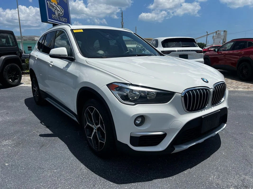 Used 2018  BMW xDrive28i image 10