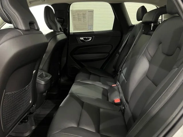 Certified Used 2022 Crystal White Volvo Momentum image 21