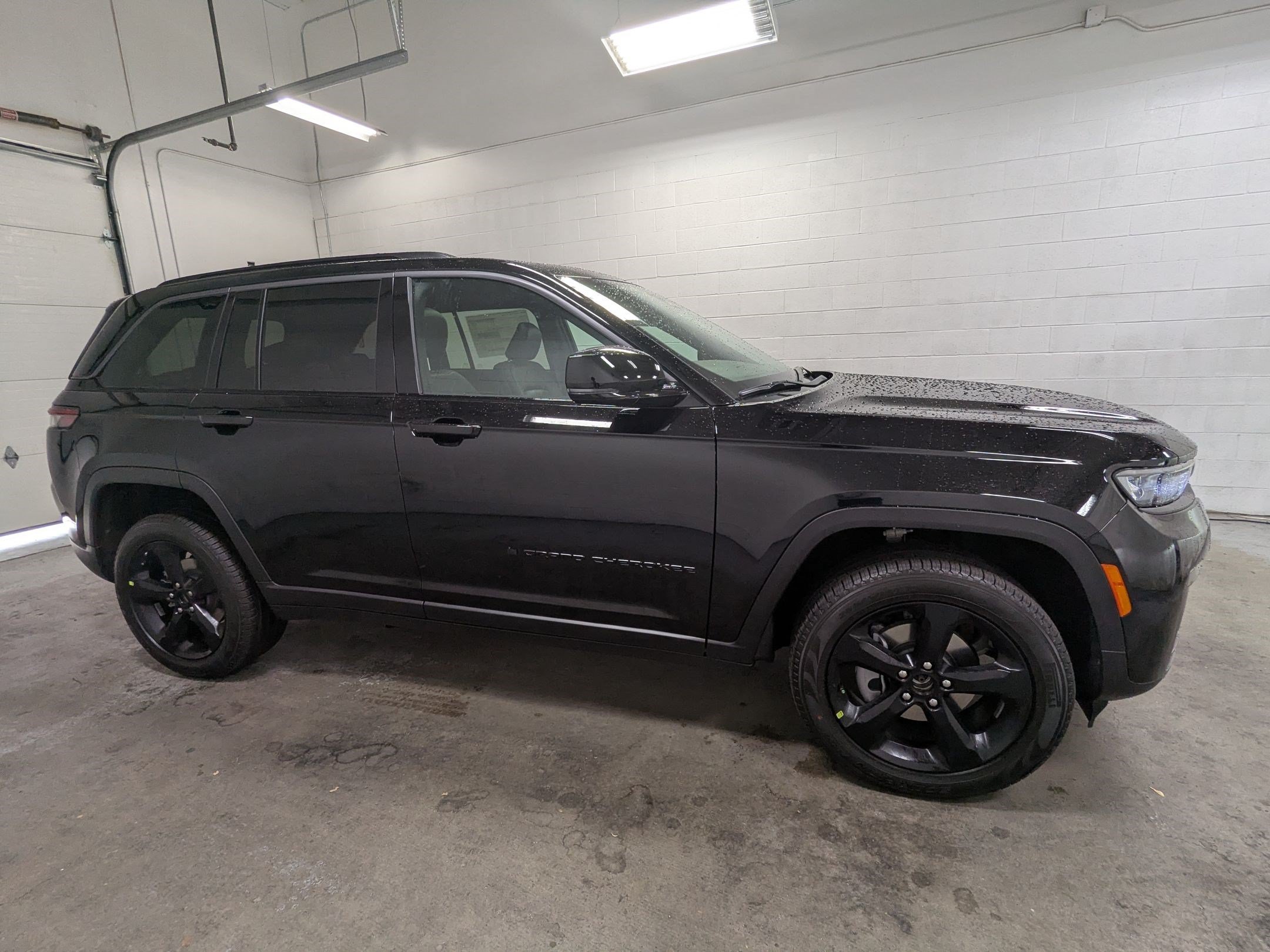 New 2026 Diamond Black Crystal Pearlcoat Jeep Limited image 3