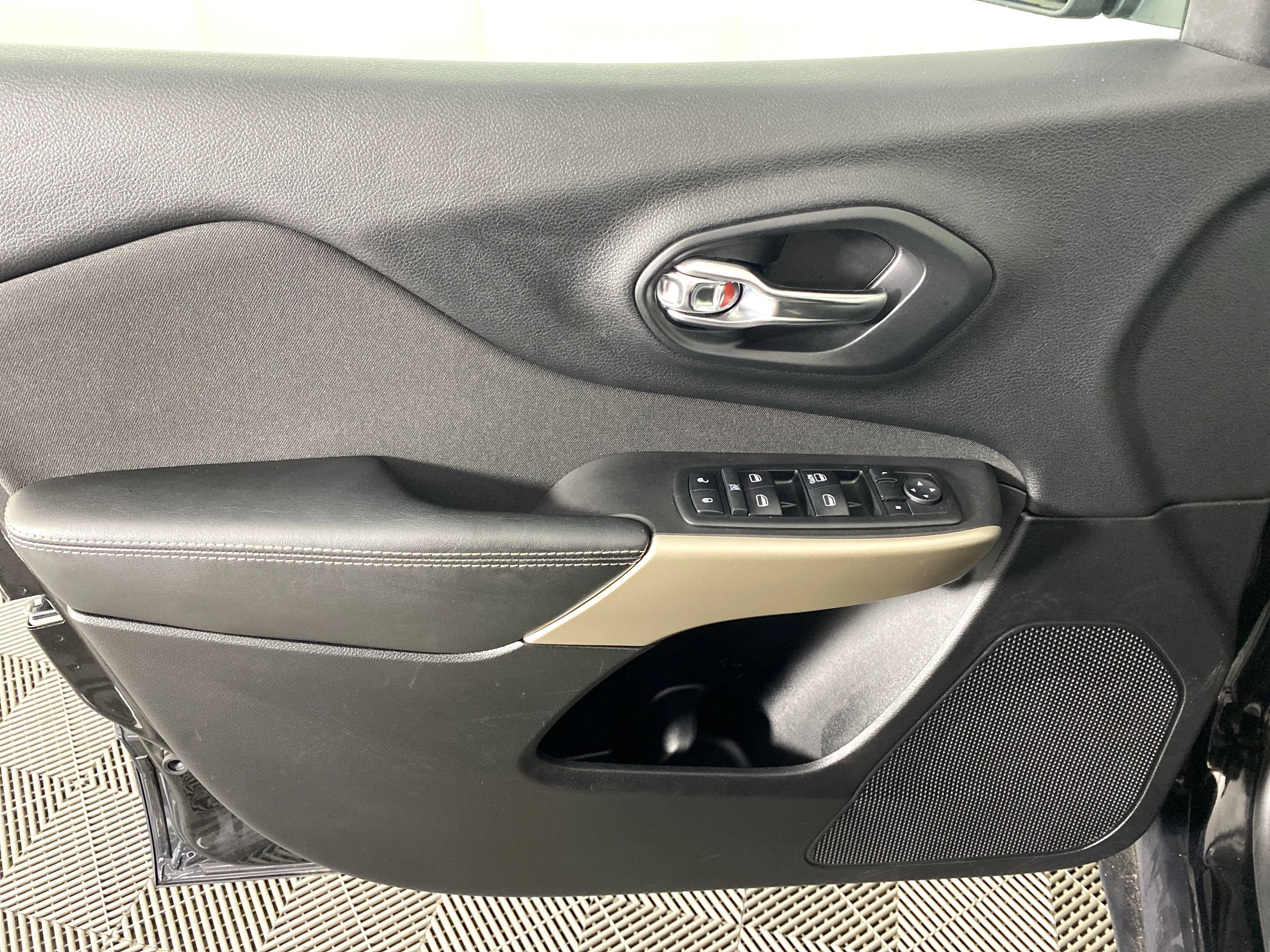Used 2018 Diamond Black Crystal Pearlcoat Jeep Latitude image 12