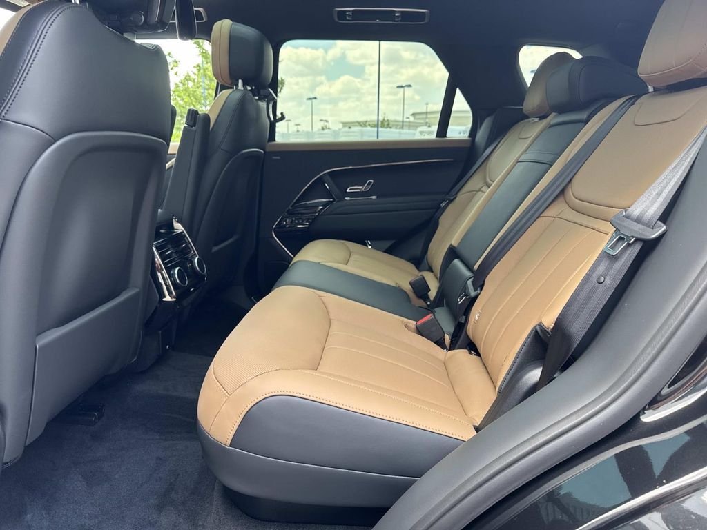 New 2026 Santorini Black Land Rover Dynamic SE image 13