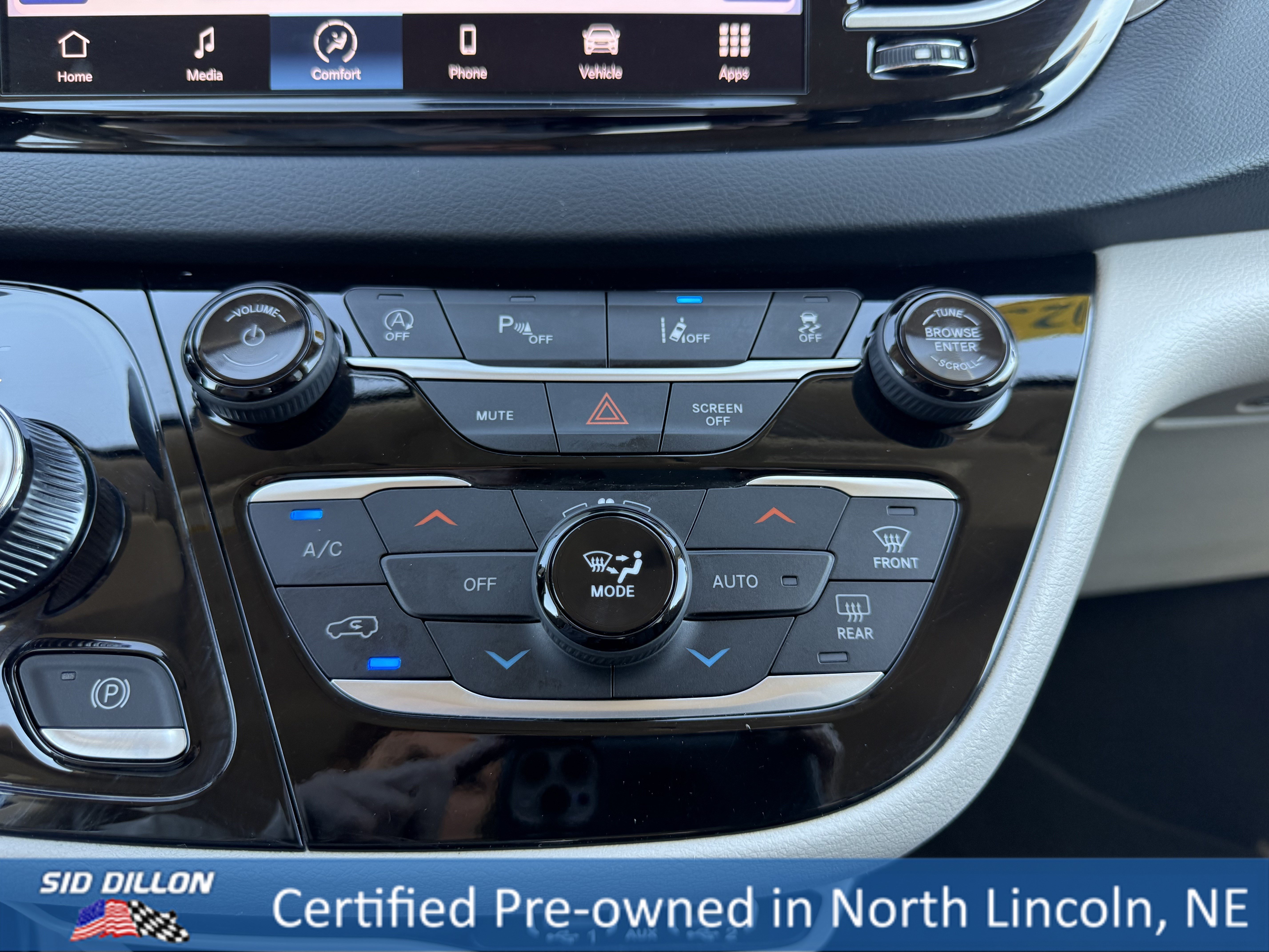 Used 2023 Brilliant Black Crystal Pearlcoat Chrysler Touring L image 17